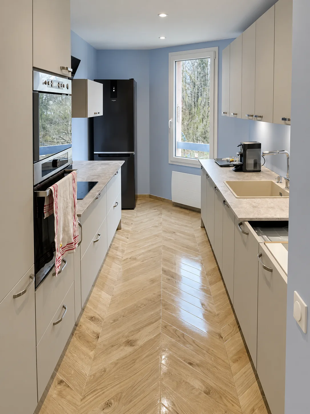 Cuisine MTO : meubles, plans de travail et sol en chevrons.