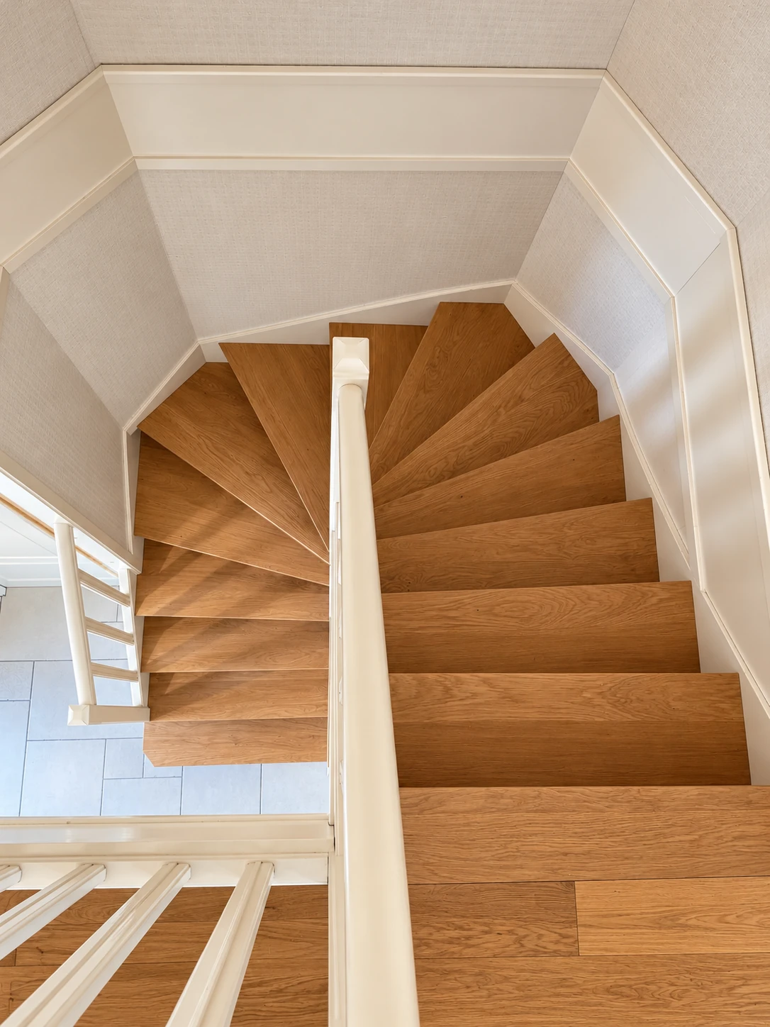 Escalier rénové en bois clair