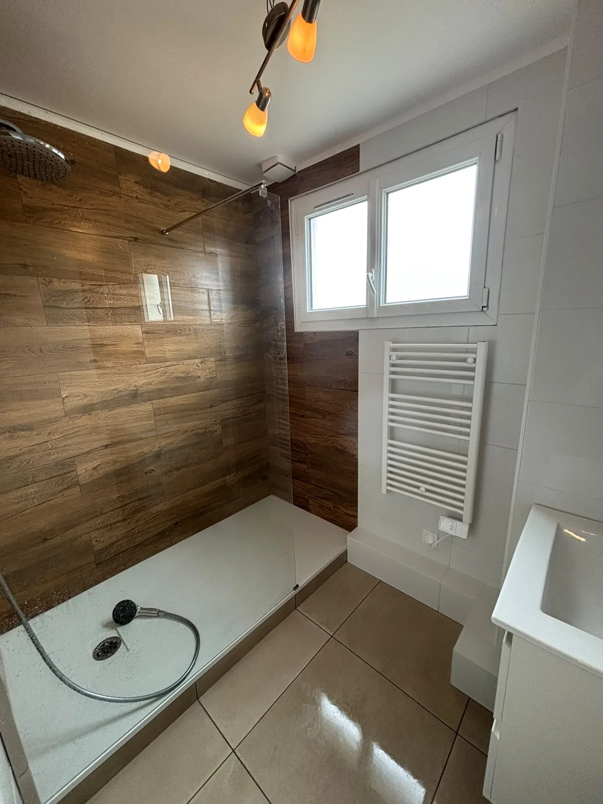 Douche ouverte et carrelage effet bois