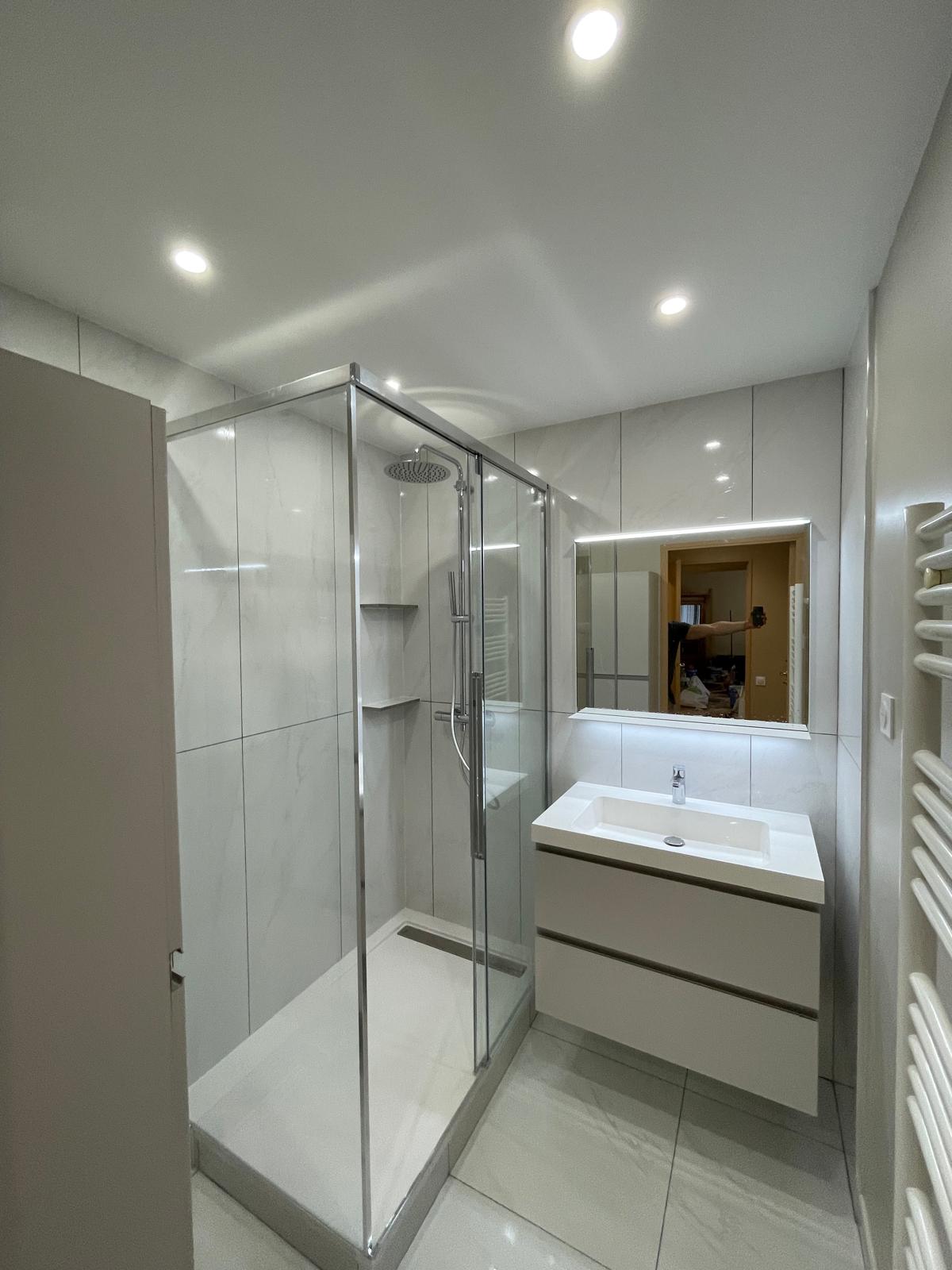 Salle de bain avec douche