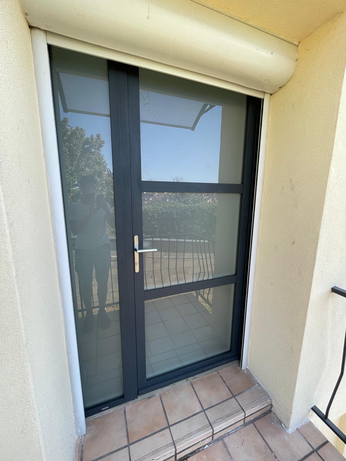 Pose de porte en aluminium